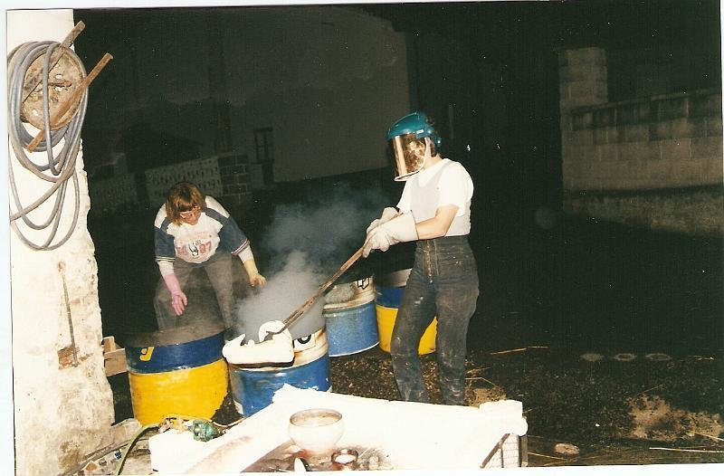 RAKU SACANDO PIEZAS DEL HORNO (2).jpg